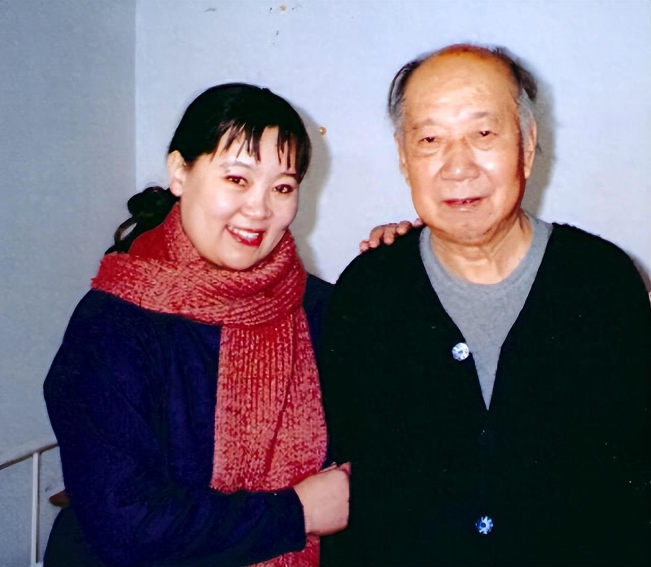 "老戏骨"方青卓,一婚半年就离,二婚分手时,儿子一句话刺痛心_沈小萌
