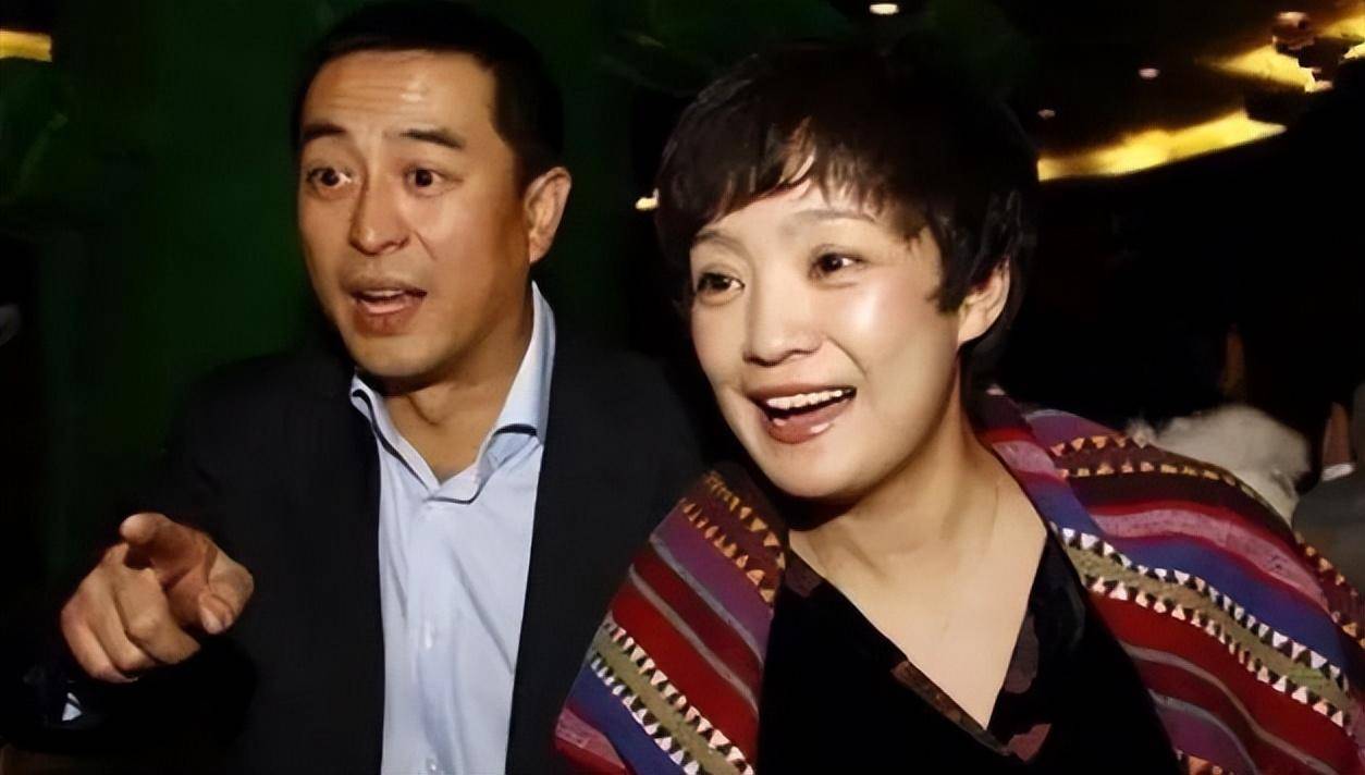 张嘉译疑似感情不忠分手,王海燕深夜发文:多年的婚姻像一盘沙!