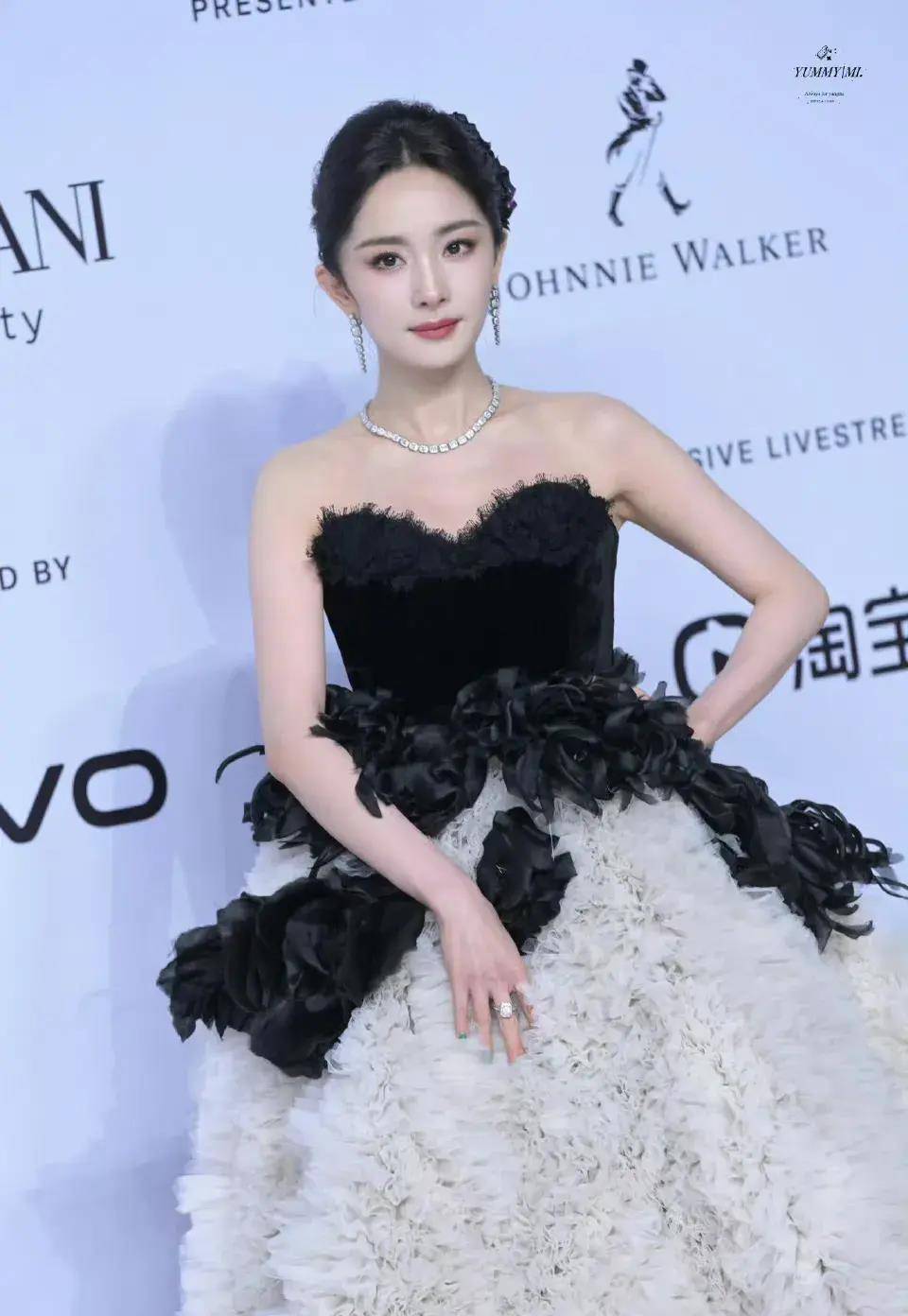 gq红毯:杨幂裙摆好大,杨紫美出新高度,林允花仙子张若昀竟牵狗_贾乃亮