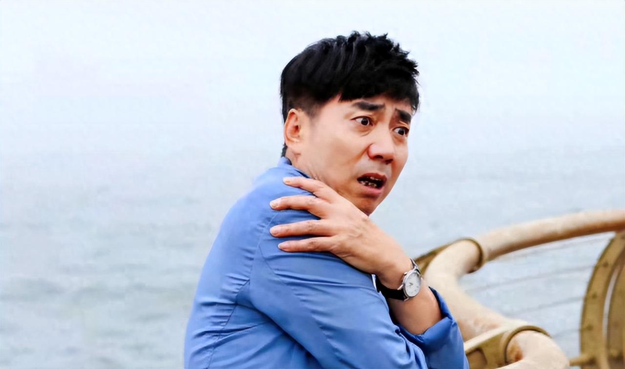 范明:娶二婚大6岁富婆,对继子视如己出,是真爱还是作秀?