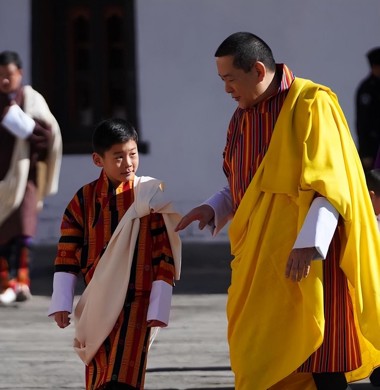 40岁不丹国王宠爱王后，带佩玛骑双人车出行，夫妻感情更进一步_旺楚克