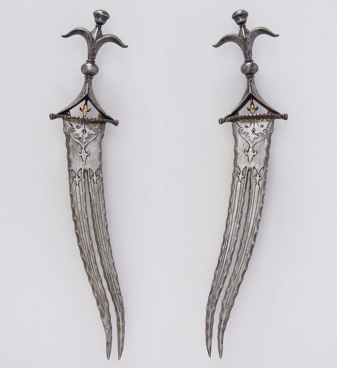 印度南部17世纪的匕首,带有两齿刀片.6.