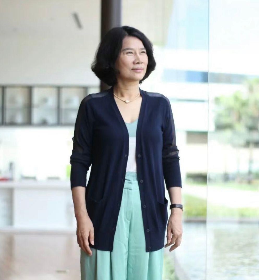 为什么说自己从不照顾自己的董明珠年纪越大越有魅力呢?