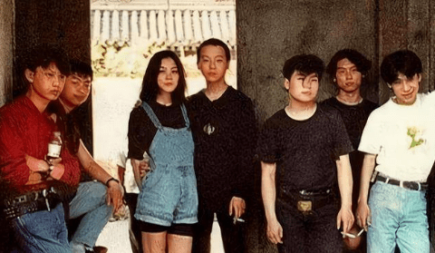 前黑豹主唱窦唯,巅峰时期王菲为他倒夜壶,如今却沦至邋遢街头?