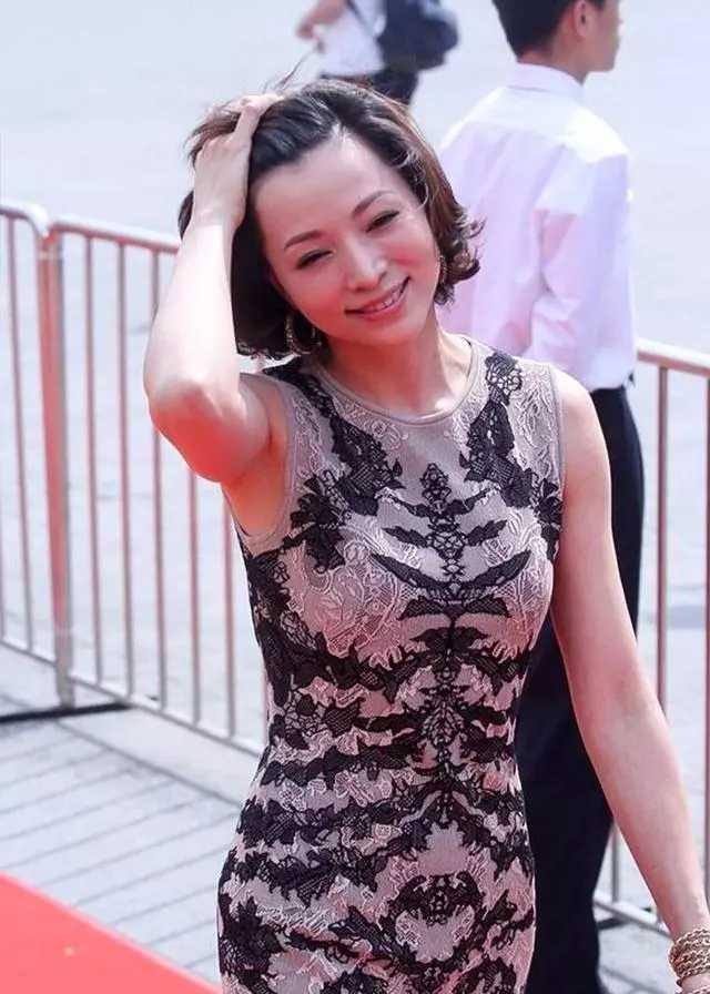 董卿出席活动身材迷人,旁边工作人员都看呆了_礼服_魅力_低调