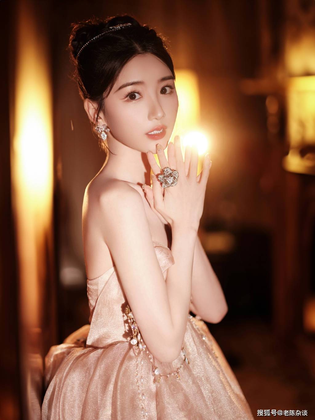首先,毛晓彤的相貌令人惊叹.她有一双清澈明亮的眼睛,仿佛能看透灵魂.