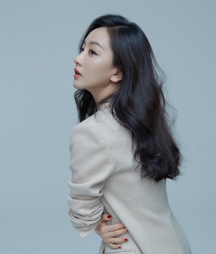 40岁的杨蓉出演大学生,白t加双马尾毫无违和感,状态惹人羡慕_网友