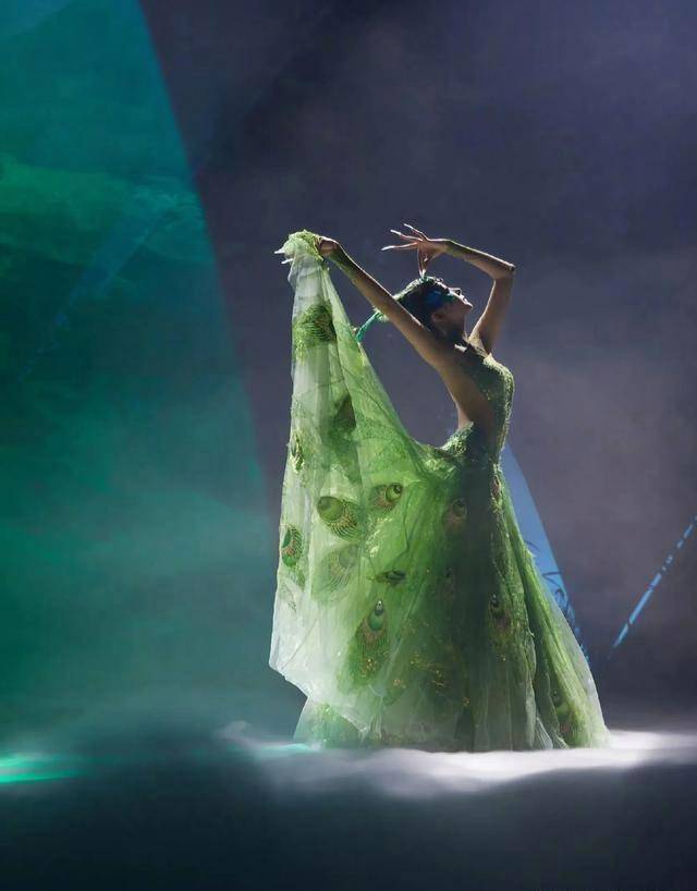 杨丽萍亲自指导关晓彤表演孔雀舞,关晓彤完美身材引网友