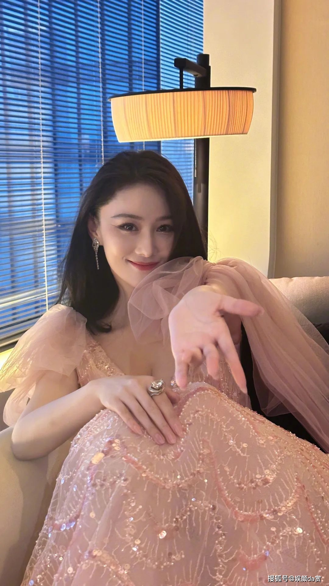 【张馨予性感写真】淡粉亮片低胸纱裙,温柔美丽,drarrivo代言人_派对