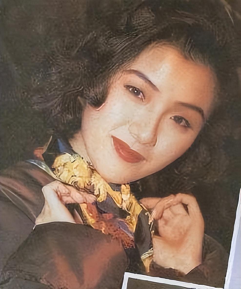 她被发哥赞"好漂亮",感情波折曾供养渣男三年,如今是单亲妈妈_何婉盈