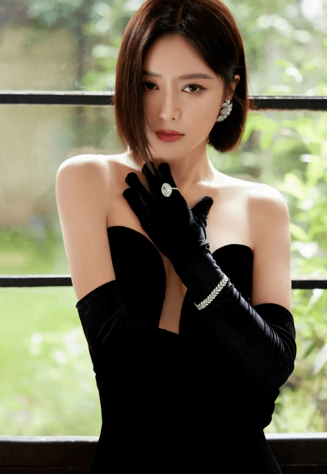 上初中后,秦岚渐渐出落成了亭亭玉立的美少女,成为班上男生们的梦中