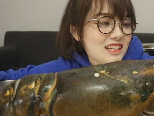 小姐姐直播吃龙虾“炫富”，切开后傻眼了，网友：出来混迟早要还(图1)