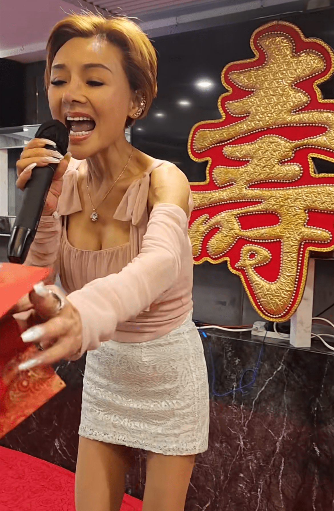 很多人是根据电影认识叶子楣的,但很少有人知道叶子媚在1992年出过