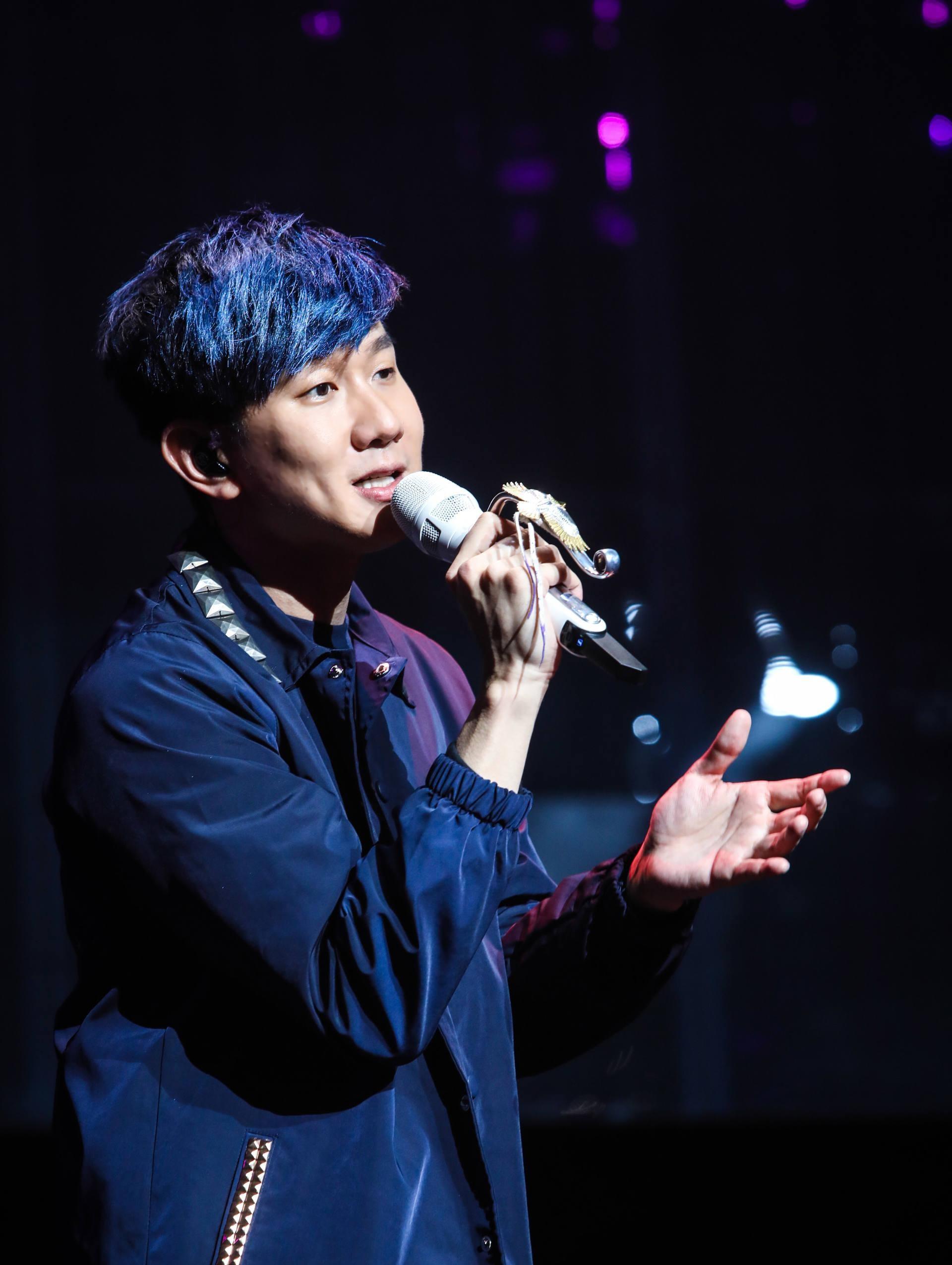 张学友演唱会忘词,台下观众暖心提醒,却打了五月天和林俊杰的脸_回应