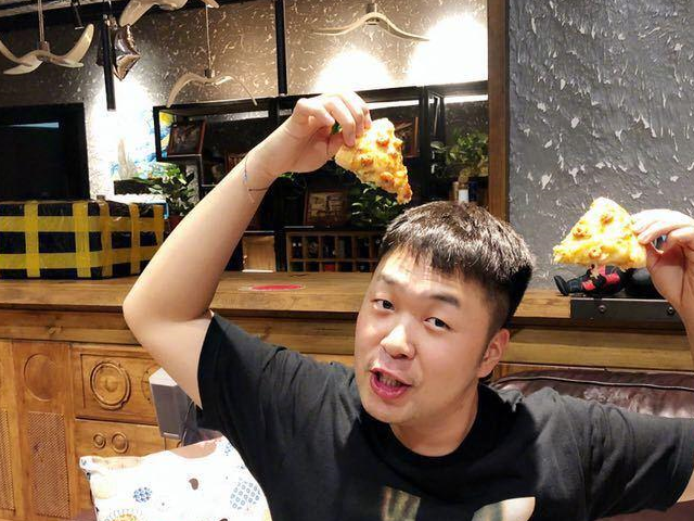 杜海涛家中直播忘记遮盖,网友看了之后,直呼信息量太大了!