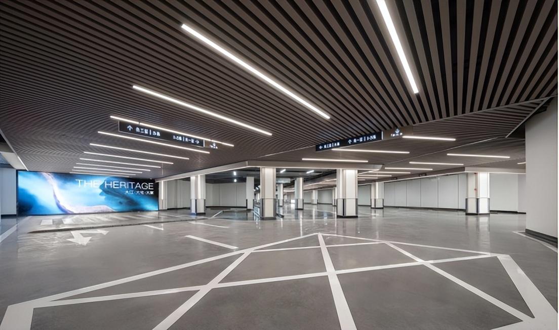 8米,局部深棕色铝格栅吊顶搭配穿孔铝单板,高定极简自动玻璃门,风格