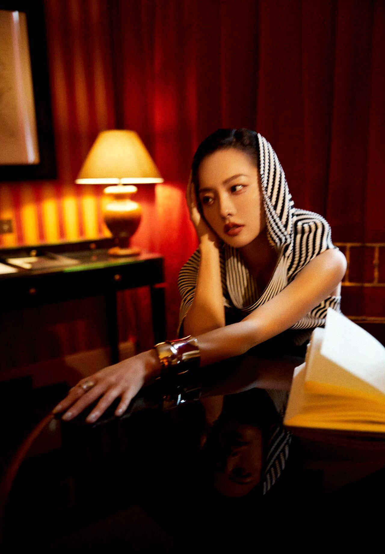 张嘉倪时装周穿搭:从甜美可爱到成熟性感,黑白穿搭尽显妖娆魅力_时尚
