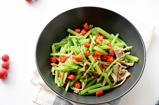 所用食材:牛百葉茼蒿小米辣生抽米醋芝麻油辣椒油鹽具體做法:1將茼蒿