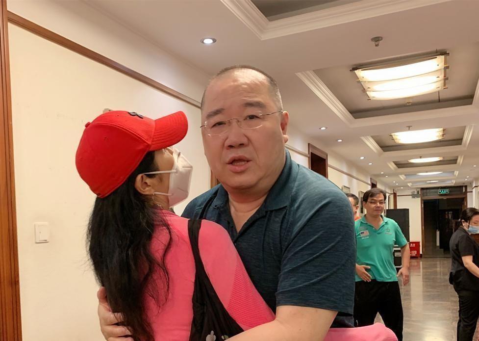 英达罕携绯闻女友现身!