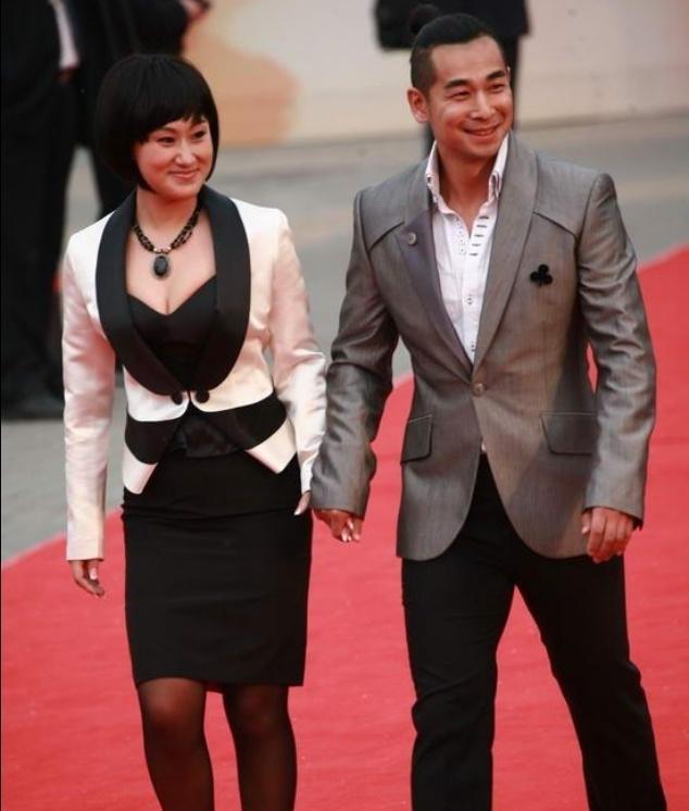 张丹露再次挑战萌妹子风格,黑色丝袜搭配修身西服魅力十足!