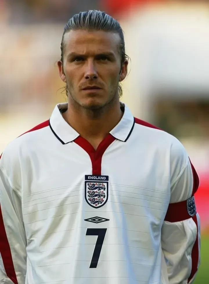 大布穿着贝克汉姆的旧英格兰足球球衣与妮可拉进行了甜蜜的郊游,他