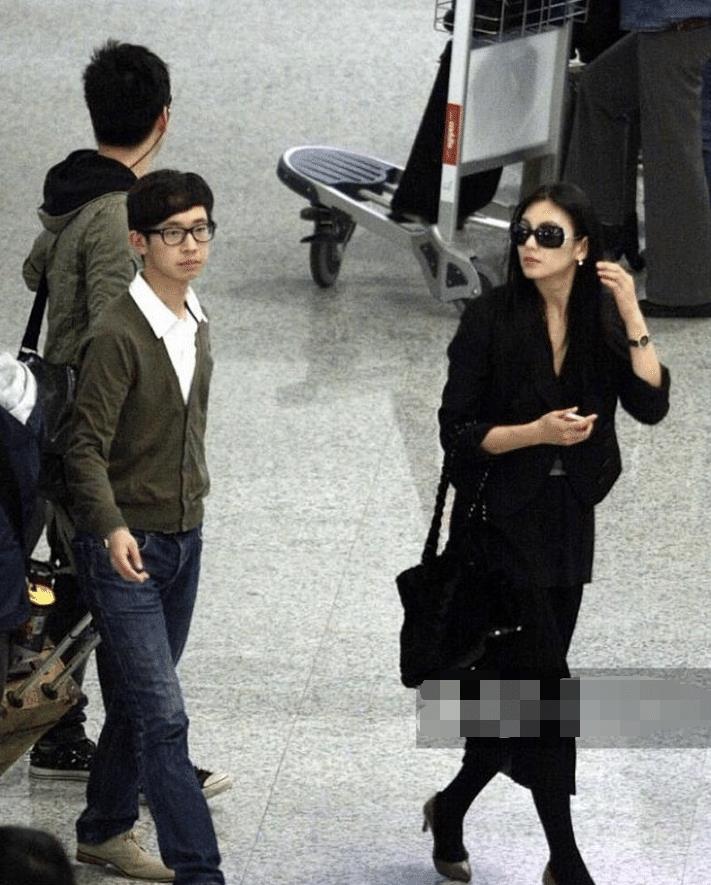 张雨绮十年前的狗仔偷拍生图,这是现实版千颂伊吧,美艳又霸气_风格