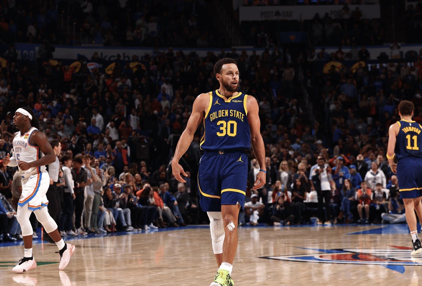 库里达成100记三分联盟首人 关键球难救主 沮丧直接离场扎心_勇士