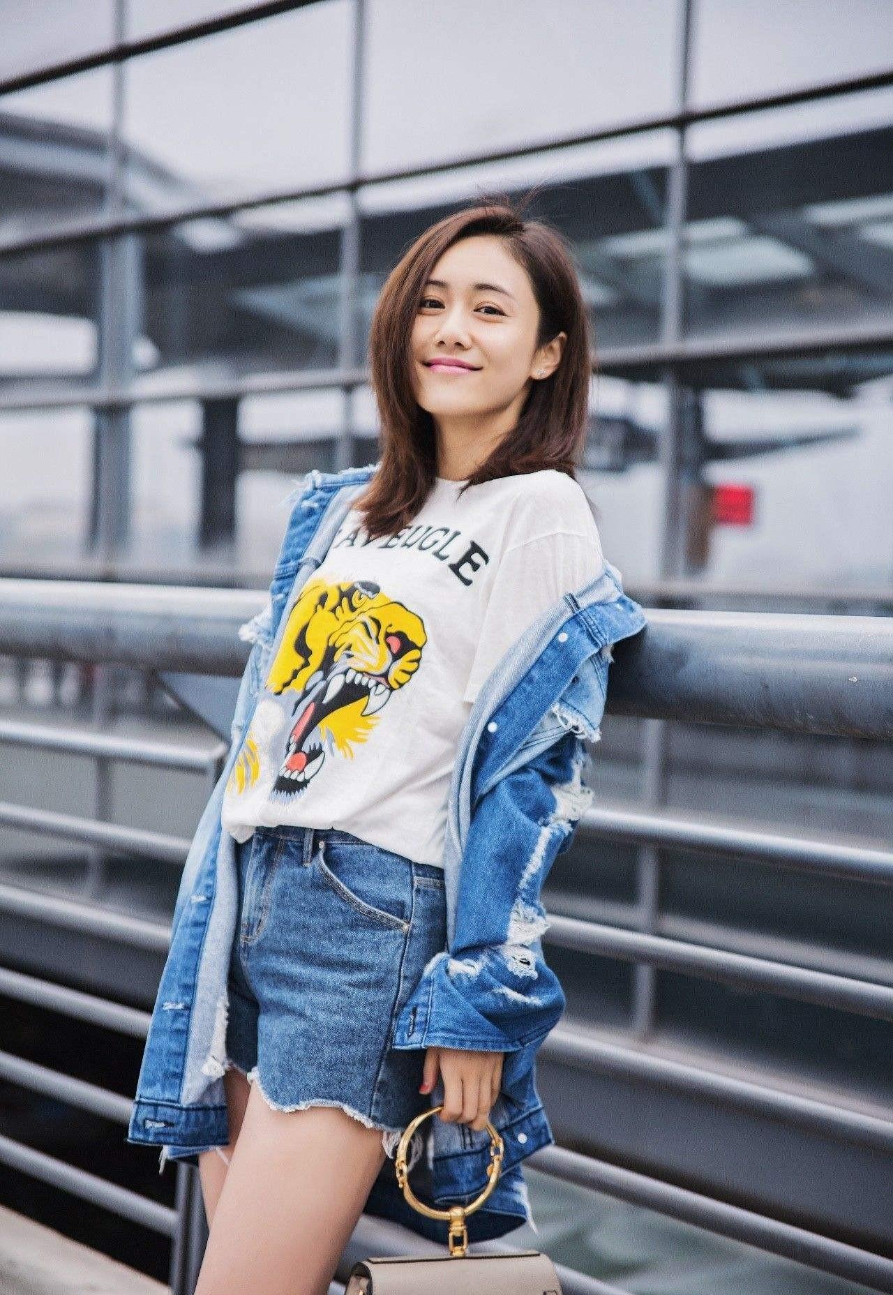 毕业于北京电影学院表演系,2004年,因在海岩剧《深牢大狱》中饰演男