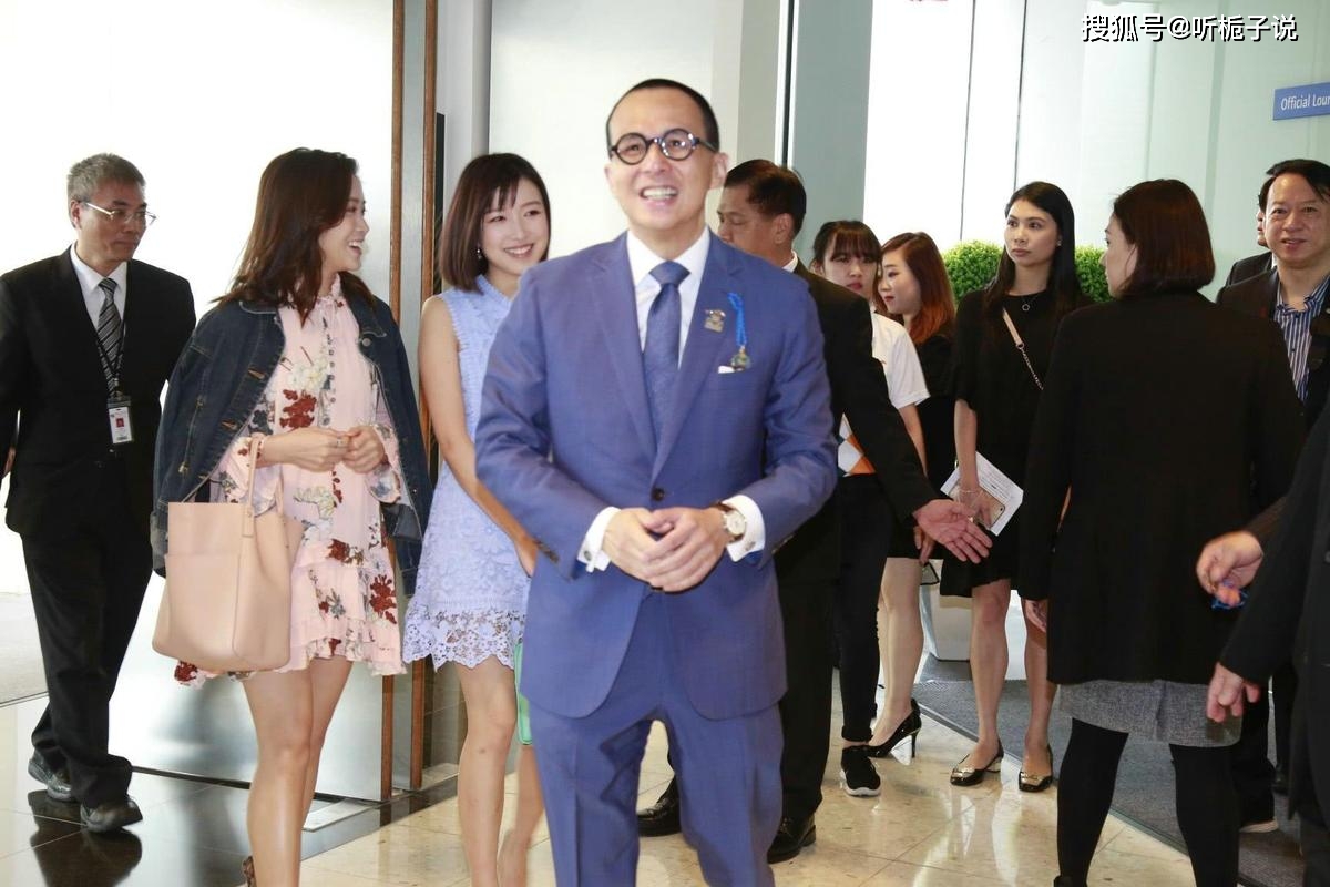 梁洛施将3个儿子保护的很好,或许不想再步李泽钜的前车之鉴