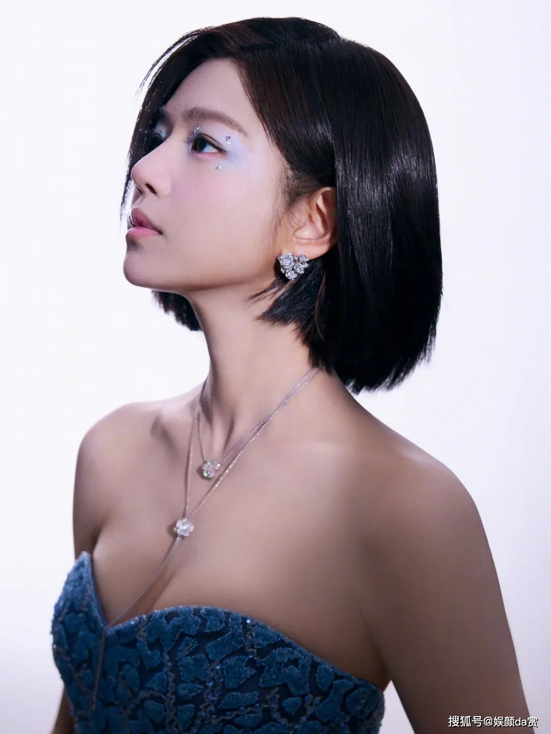 【陈妍希高清写真壁纸】蓝色花卉刺绣抹胸裙,性感迷人,国剧盛典_裙子