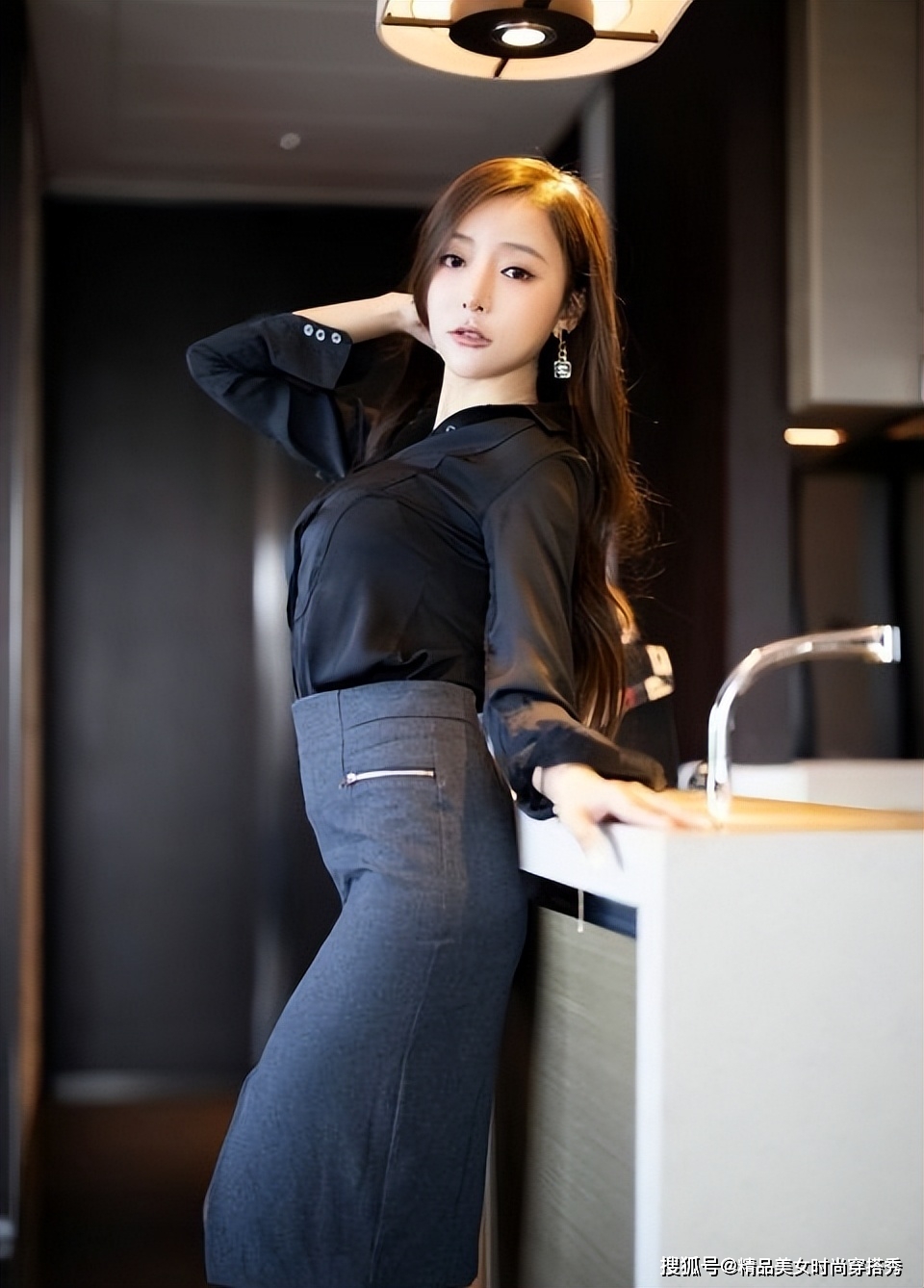 黑色衬衫搭配灰色的高腰半身裙,让你在职场中魅力无限_职业装_女性