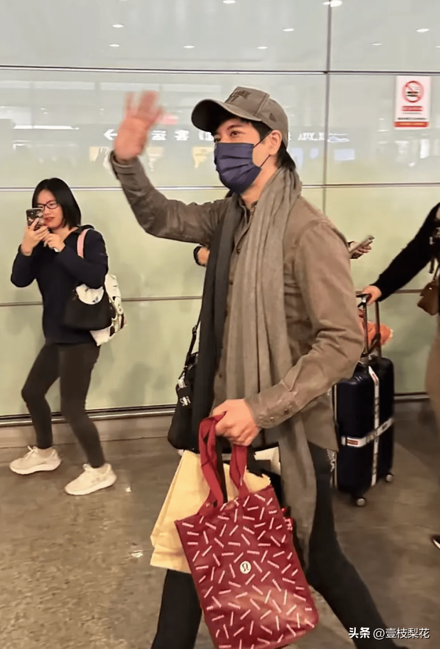 王力宏南昌机场被粉丝接机,人气下滑原因曝光_文章_音乐_因为