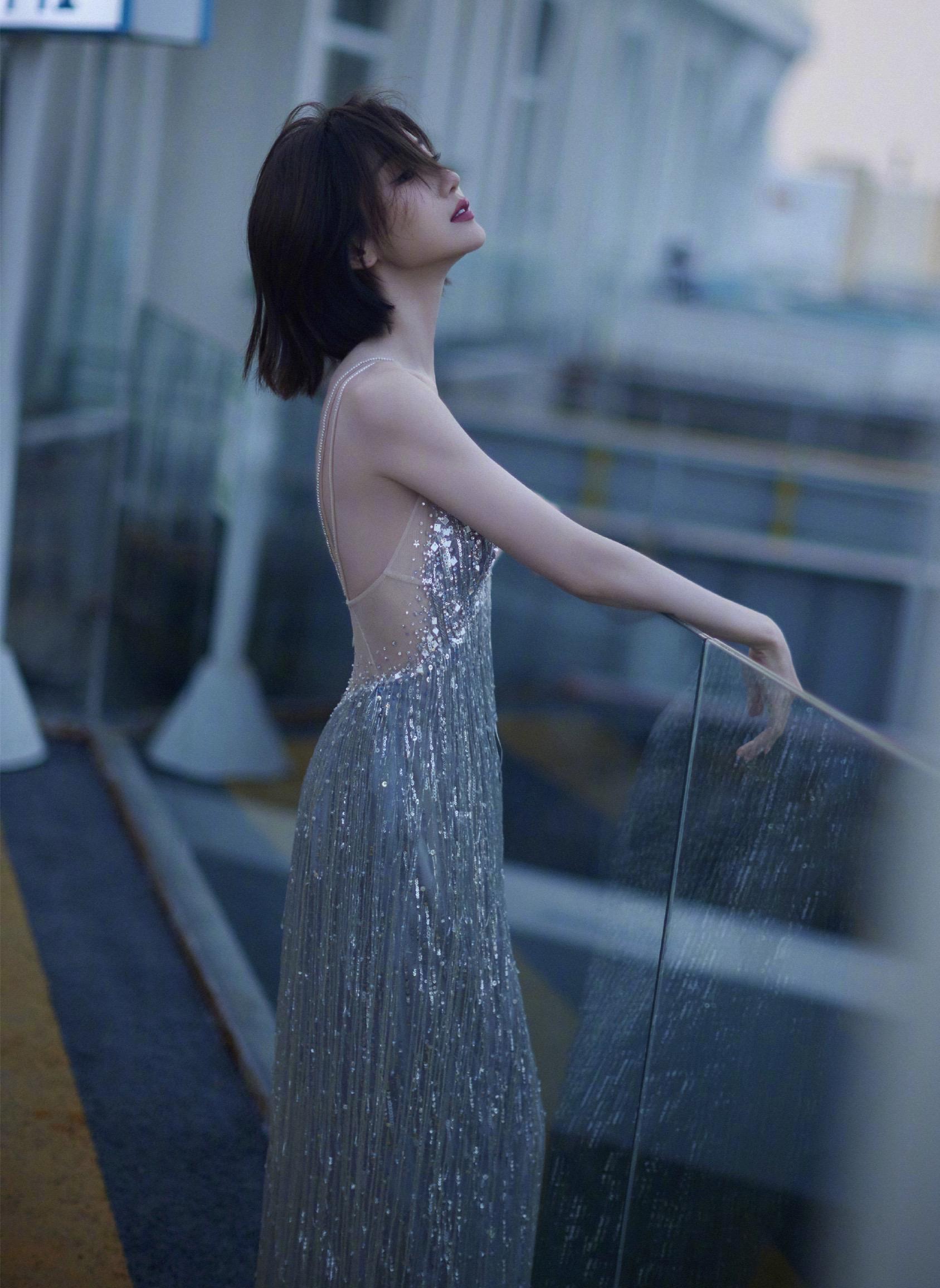 毛晓彤被称为"礼服中的女王",深v裙的她端庄可爱,腰臀比例惊人_流苏