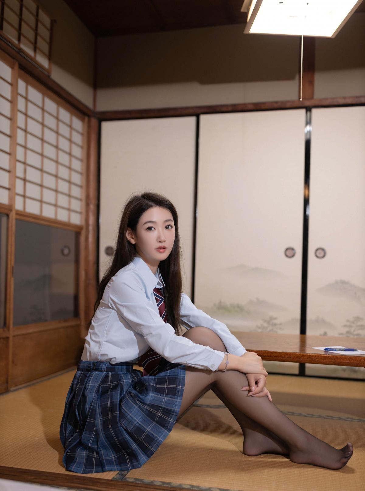 如何搭配一套吸引人的jk制服,展现女性的魅力和优雅气质_衬衫_造型