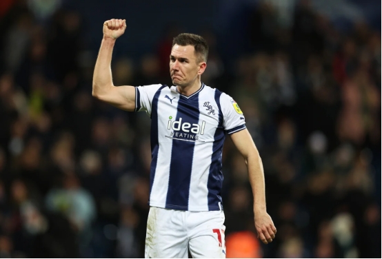 托尼·布朗在对阵罗瑟汉姆的比赛中直接承认西布朗的"丑陋"_胜利_阿尔