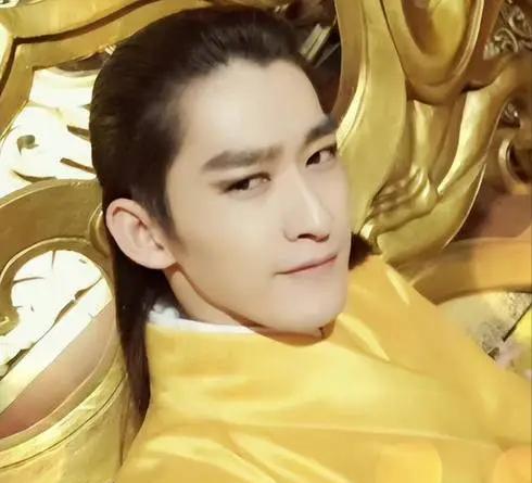 在这样的背景下,张翰的形象和个人生活成为了公众讨论的焦点,不仅仅是