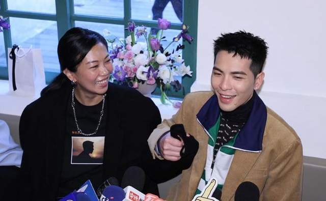萧敬腾夫妇发布会疯狂秀恩爱,亲曝婚宴时间表,再度回应是否生娃