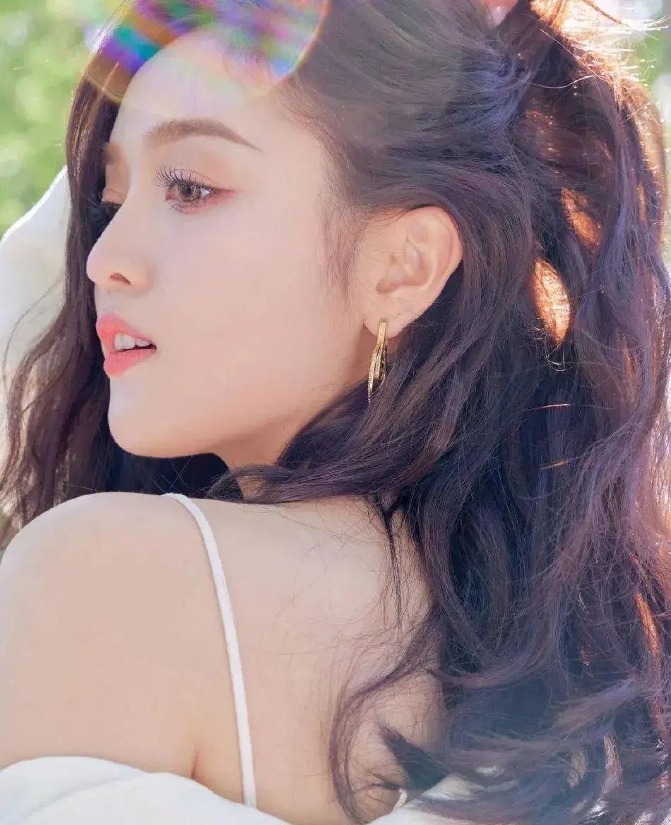 吴宣仪大片曝光美腿!