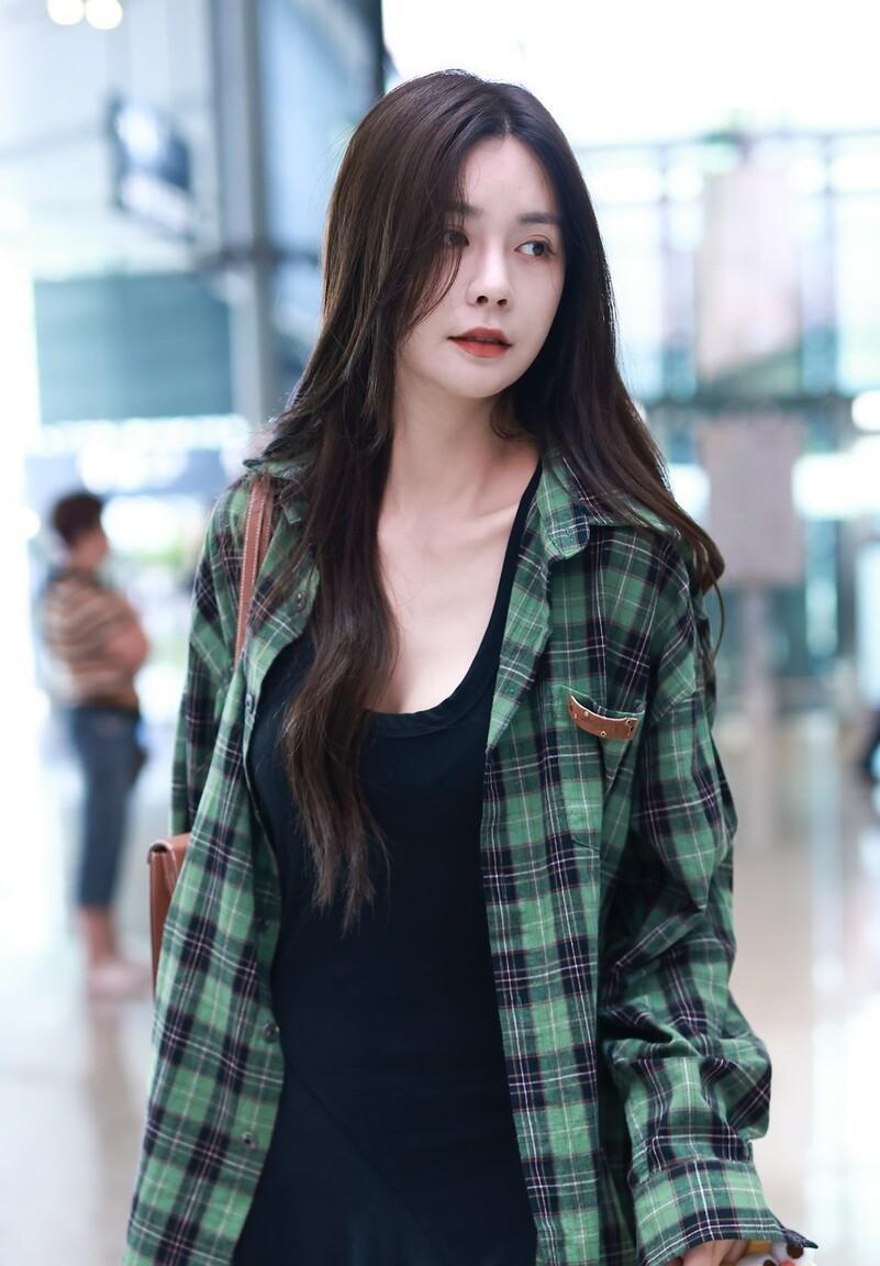 沈梦辰越来越会穿,大领口紧身裙配格纹外套,时髦显瘦好迷人_时尚