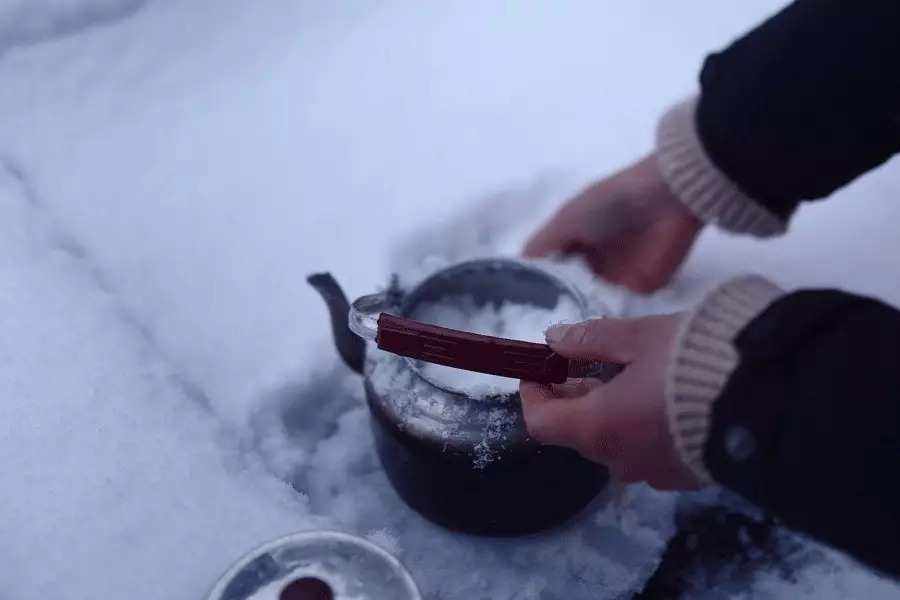 十二首煮雪的詩詞,欲破愁城無別計,圍爐煮雪漫敲詩_清代_古人_雪水