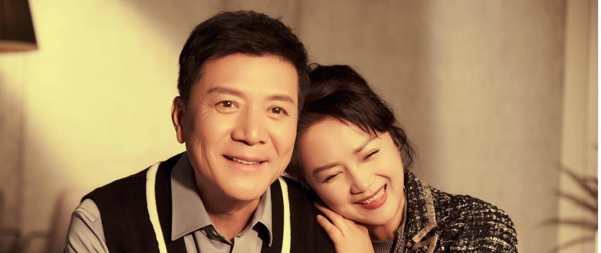 咱们通过茹萍和奚望的故事,可以看到,不管时代如何变迁,家庭和爱始终