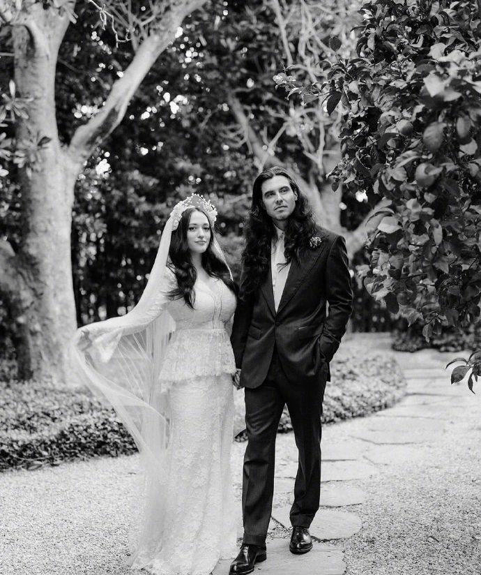 《破产姐妹》凯特·丹宁丝与著名摇滚音乐家狂人安德鲁缔结良缘!