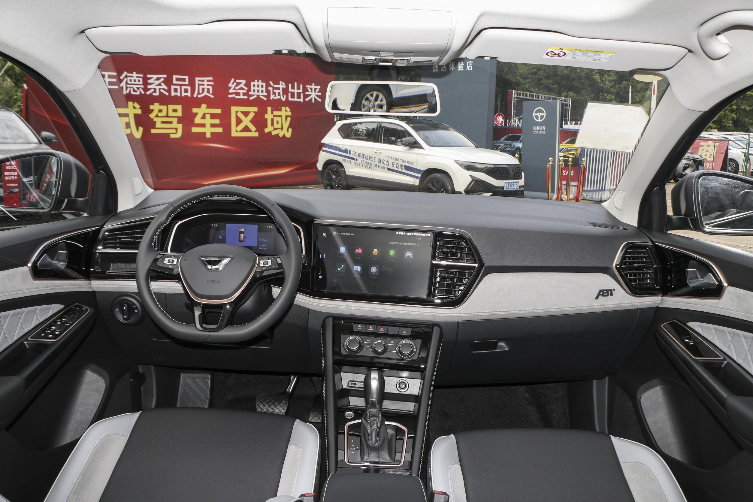 内饰方面,可以看出捷达vs7的车内采用了简约路线,中控台稍偏向驾驶员