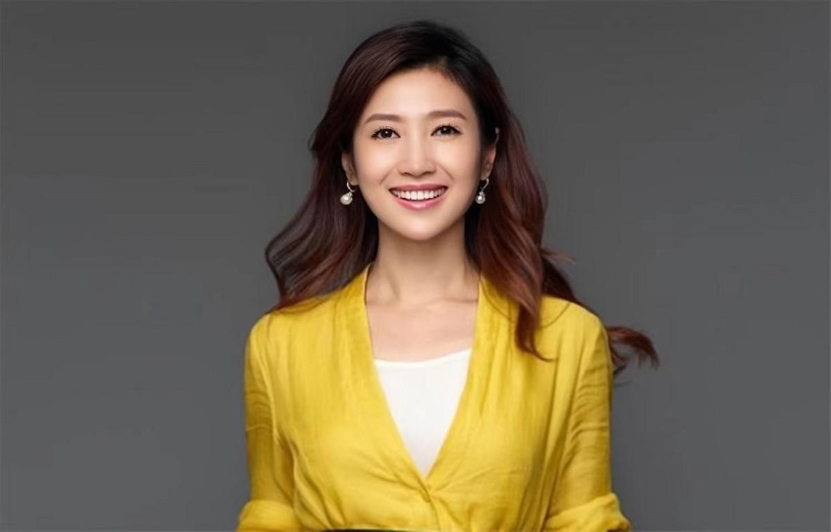 主持人春妮:坚持丁克17年,二婚嫁给刚强,如今一家三口幸福甜蜜_蒋虎