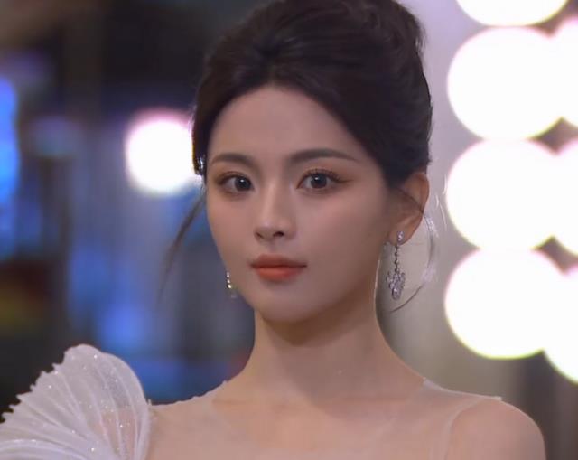 杨幂脸变圆润状态回春,杨紫瘦出下颌线_明星_风格_谢娜