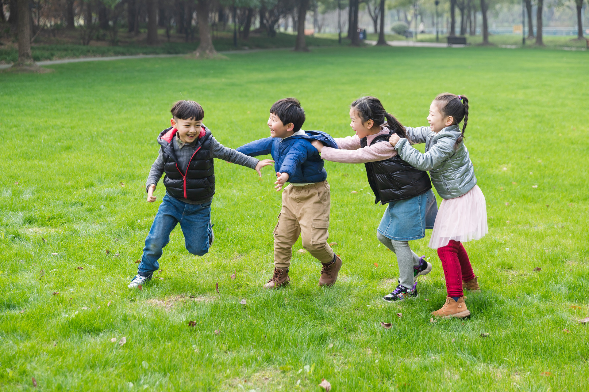 孩子穿衣服多少合适(怎么判断小孩穿得够不够)