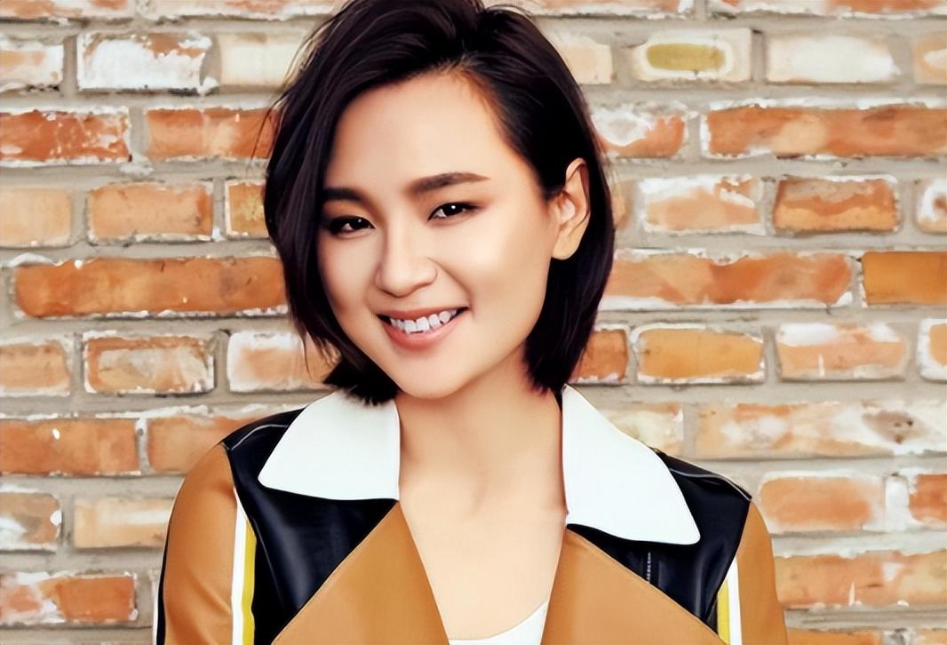 和杨幂是闺蜜,跨年一改帅气打扮,穿修身裙子好优雅,女人味十足_周笔畅