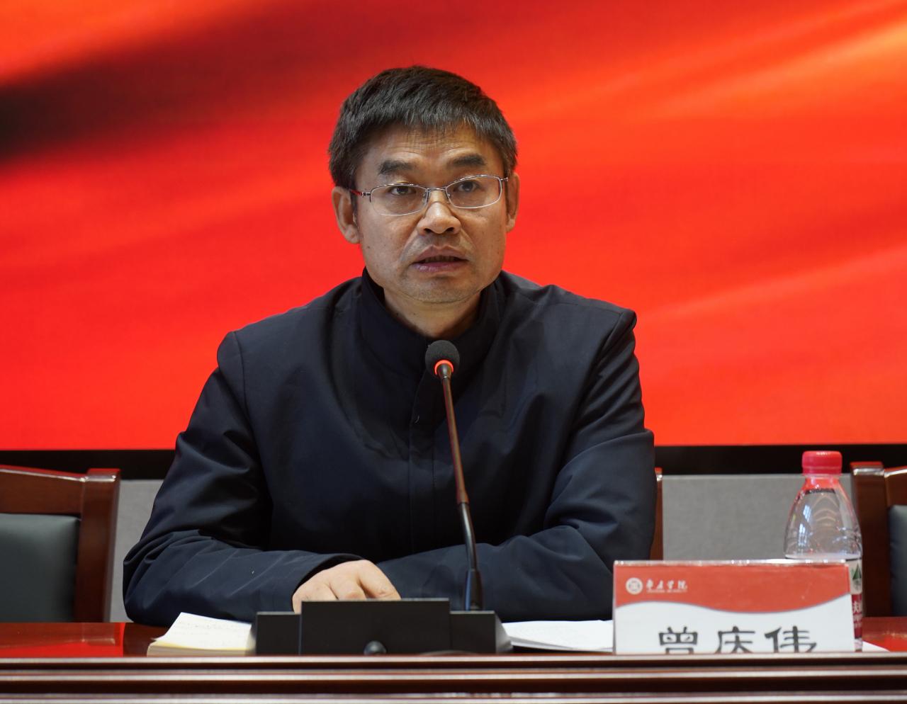 枣庄学院原党委书记,山东工程职业技术大学原党委书记胡小林致开幕词