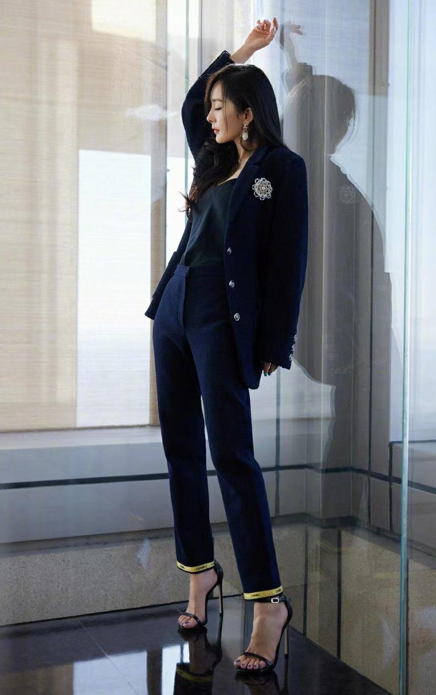 杨幂赤脚秀美甲偏爱两个色号,粉丝:她能驾驭任何颜色_观众_公众_场合