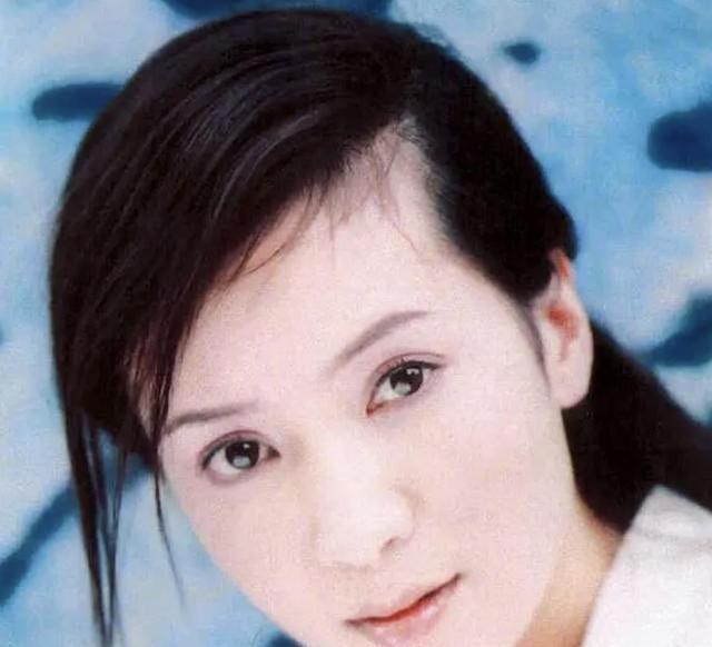 演员胡小庭:母亲瘫痪,父亲截肢,双亲离世后,丈夫将她宠成宝